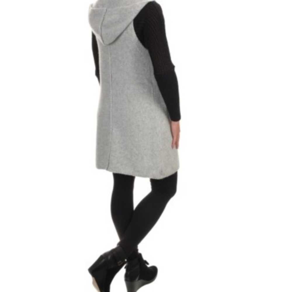 Tahari Soft Gray Knit Fabric - Picture 2 of 12